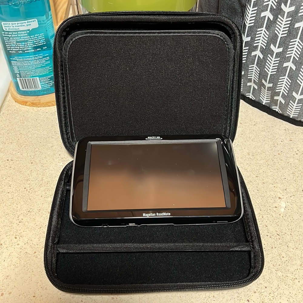 Magellan RoadMate 9055-LM GPS with Adapter, Dash Mount and Carrying Case